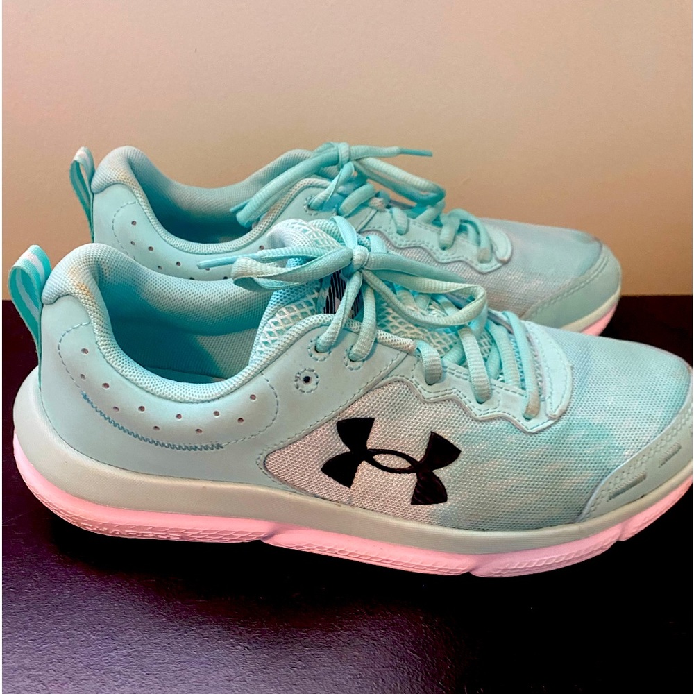 Size 9.5 women’s UA running shoes. Turquoise & in great condition, worn 3 times